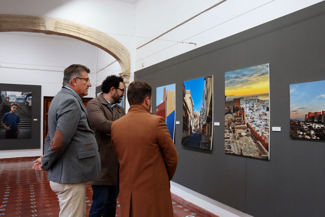 La muestra ‘Caminando’ expone en la Escuela de Arte 40 fotografías de la historia de Almería