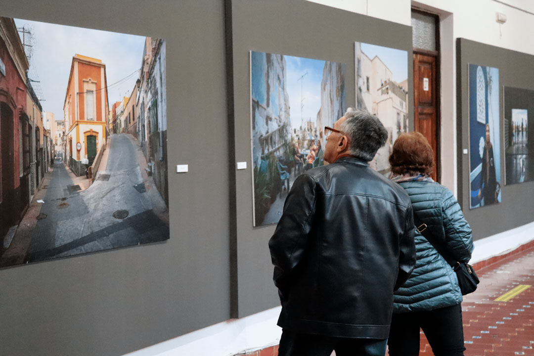 La muestra ‘Caminando’ expone en la Escuela de Arte 40 fotografías de la historia de Almería