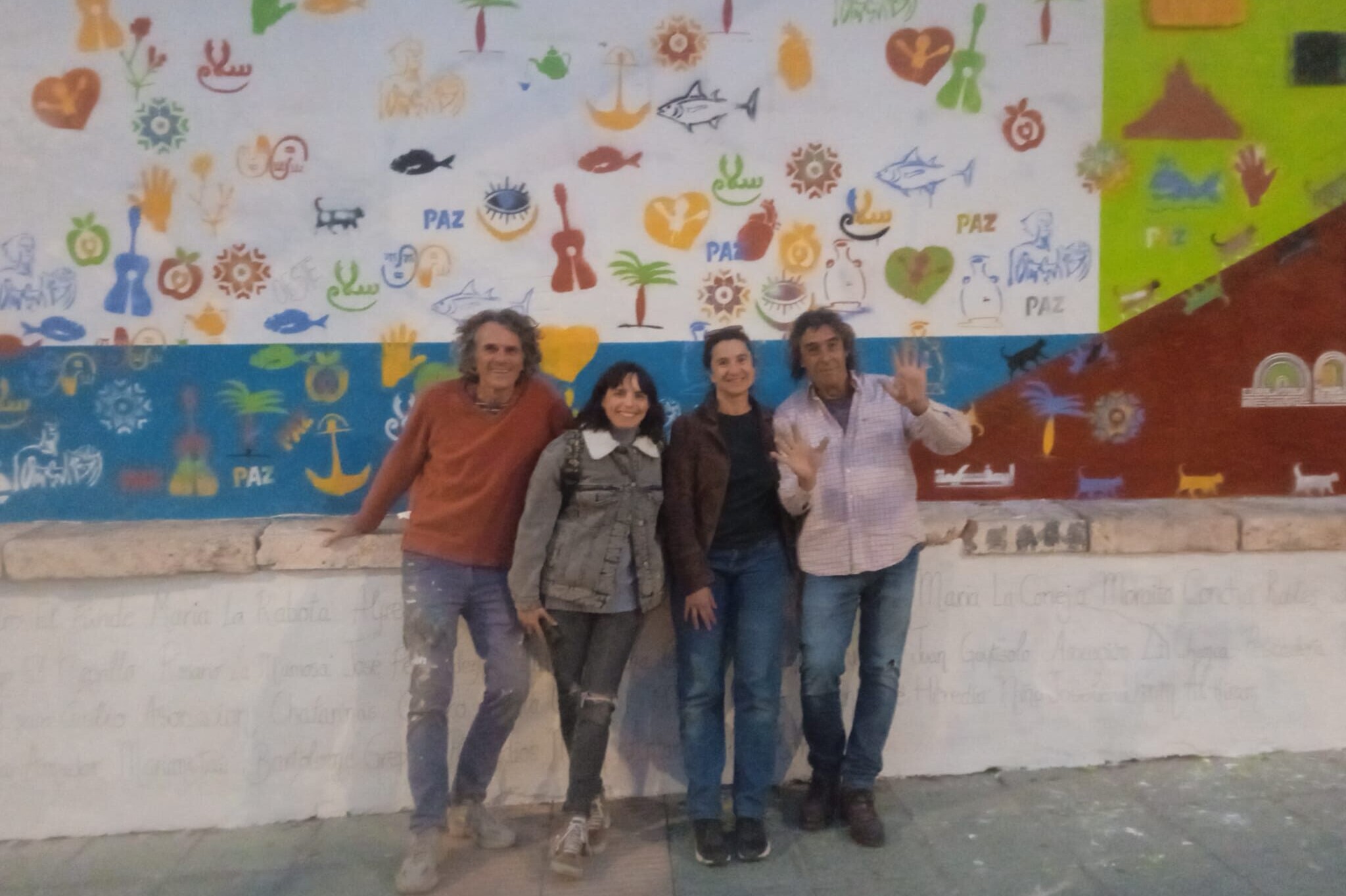 El CEIP La Chanca ya luce con el amplio mural realizado a través del Proyecto CAMINA