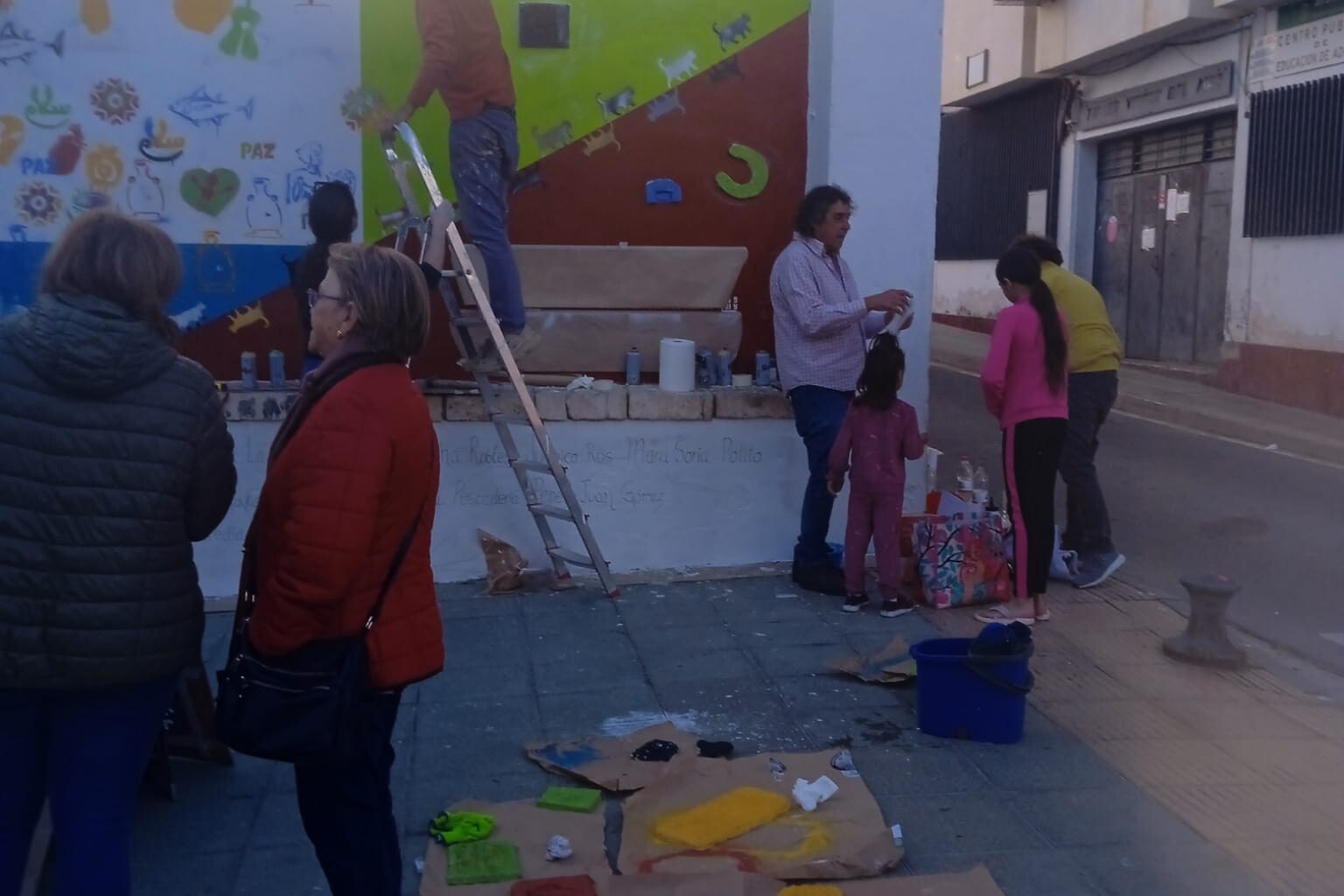 El CEIP La Chanca ya luce con el amplio mural realizado a través del Proyecto CAMINA