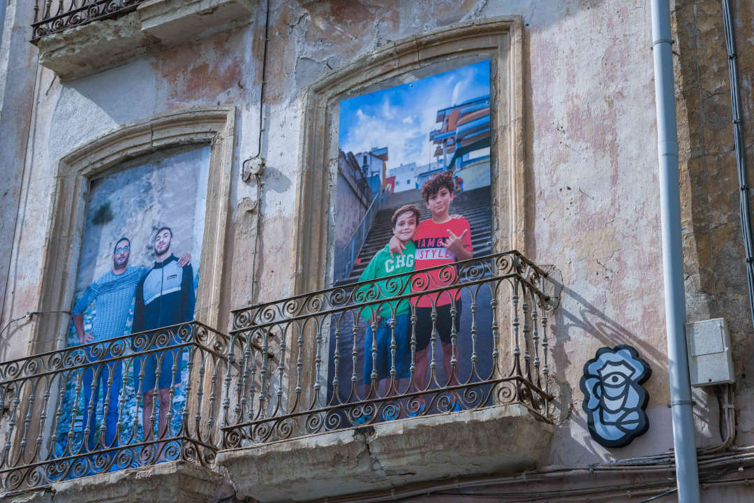 La exposición ‘Almería en la mirada’, “una iniciativa inédita”, plasma en fachadas y medianeras la esencia de la ciudad