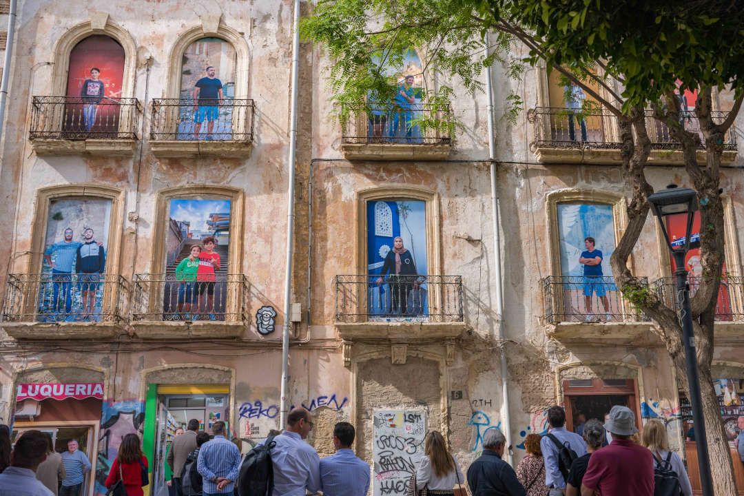 La exposición ‘Almería en la mirada’, “una iniciativa inédita”, plasma en fachadas y medianeras la esencia de la ciudad